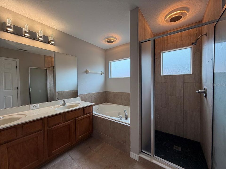 For Sale: $550,000 (6 beds, 5 baths, 3505 Square Feet)