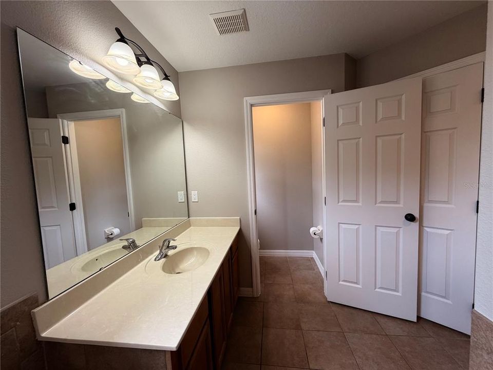For Sale: $550,000 (6 beds, 5 baths, 3505 Square Feet)