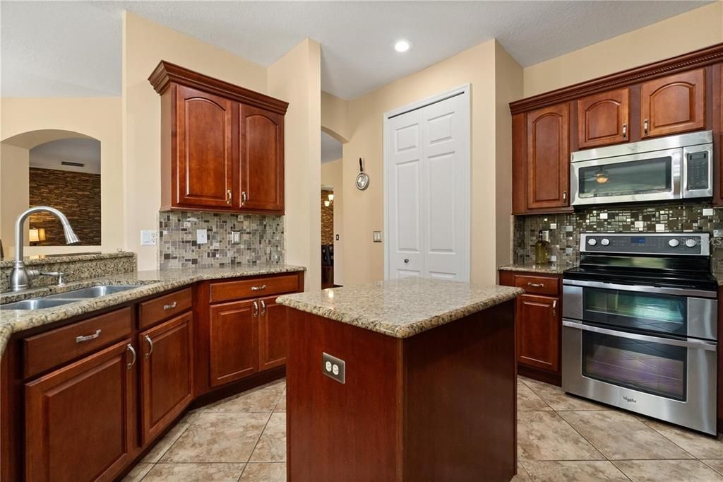 En Venta: $599,000 (6 camas, 5 baños, 3651 Pies cuadrados)