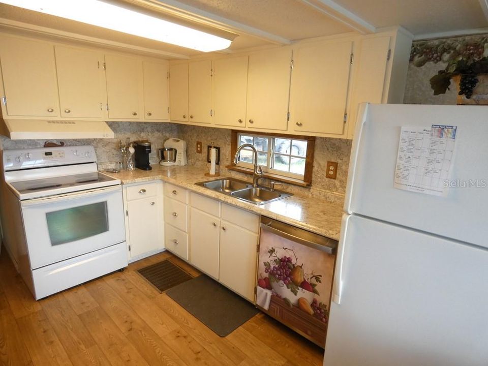 For Sale: $115,000 (2 beds, 2 baths, 792 Square Feet)