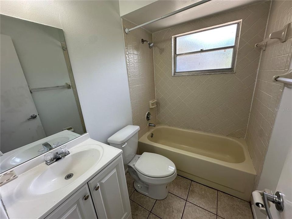 Activo con contrato: $229,900 (3 camas, 2 baños, 1330 Pies cuadrados)