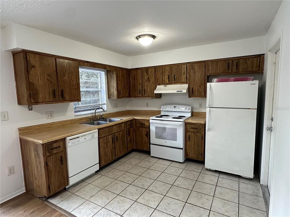 Activo con contrato: $229,900 (3 camas, 2 baños, 1330 Pies cuadrados)