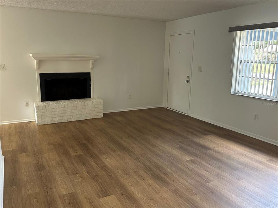 Activo con contrato: $229,900 (3 camas, 2 baños, 1330 Pies cuadrados)