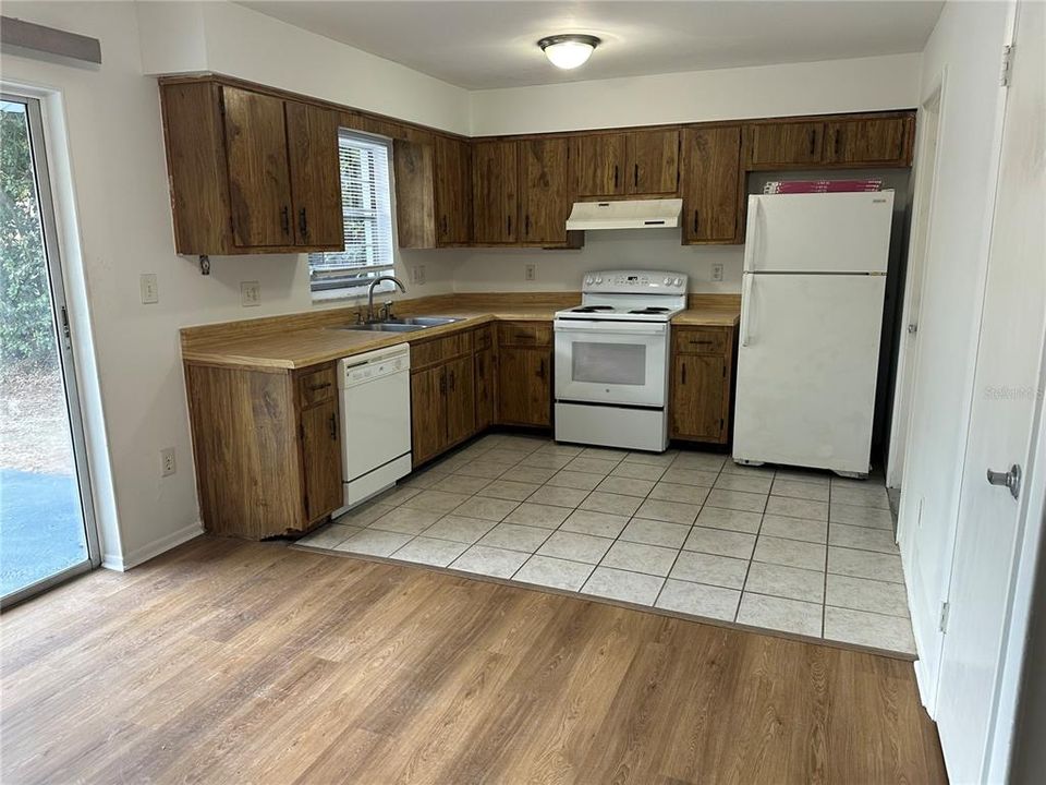 Activo con contrato: $229,900 (3 camas, 2 baños, 1330 Pies cuadrados)