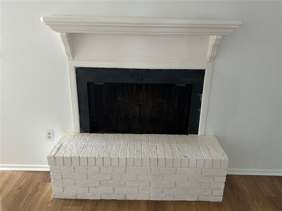 Activo con contrato: $229,900 (3 camas, 2 baños, 1330 Pies cuadrados)