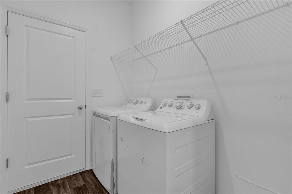 Activo con contrato: $330,000 (4 camas, 2 baños, 1929 Pies cuadrados)
