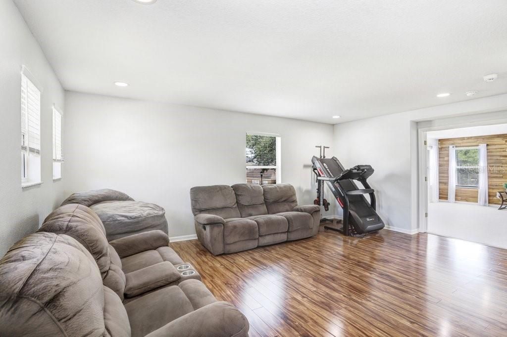 Activo con contrato: $525,000 (4 camas, 3 baños, 3563 Pies cuadrados)
