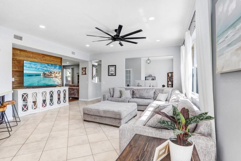 Activo con contrato: $525,000 (4 camas, 3 baños, 3563 Pies cuadrados)