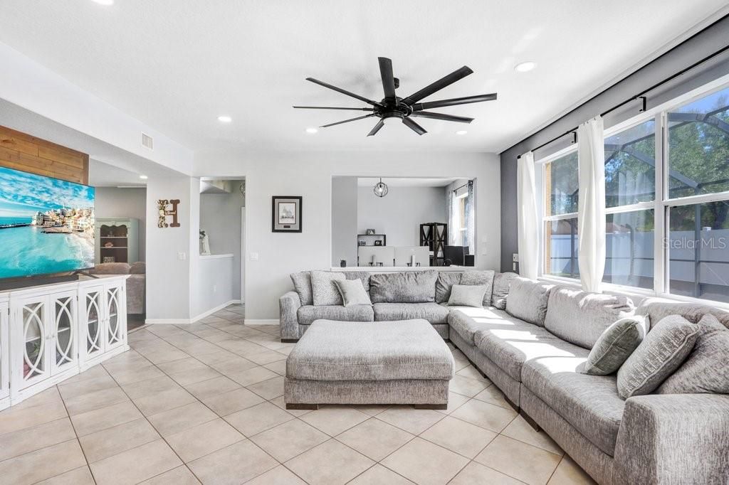 Activo con contrato: $525,000 (4 camas, 3 baños, 3563 Pies cuadrados)