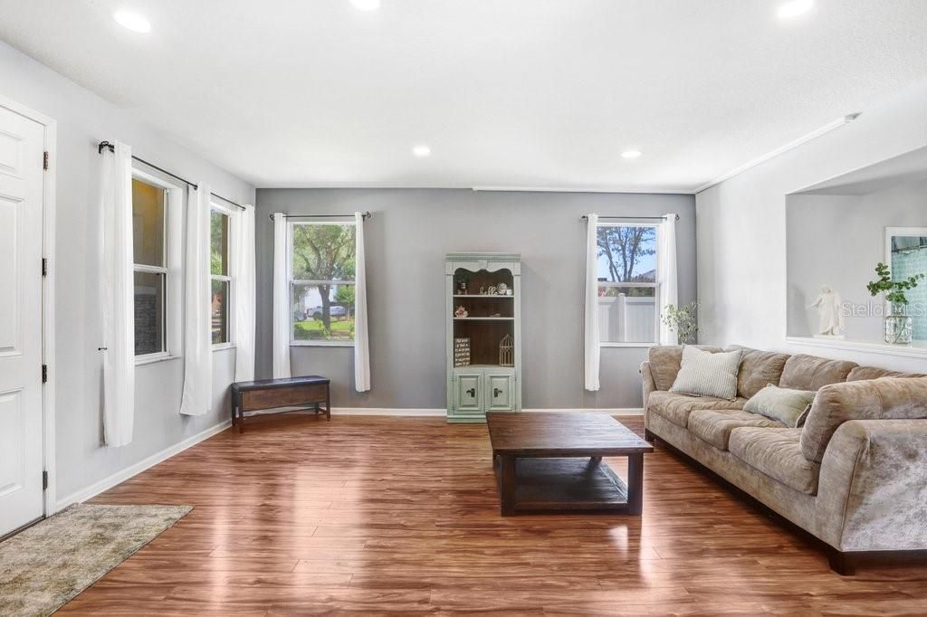 Activo con contrato: $525,000 (4 camas, 3 baños, 3563 Pies cuadrados)