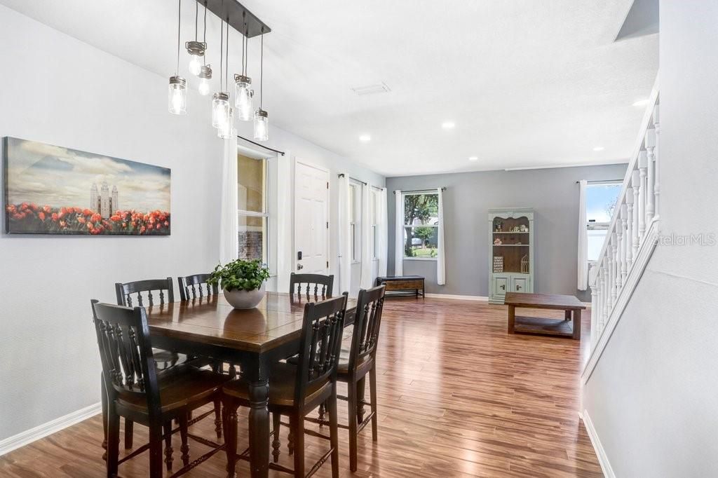 Activo con contrato: $525,000 (4 camas, 3 baños, 3563 Pies cuadrados)