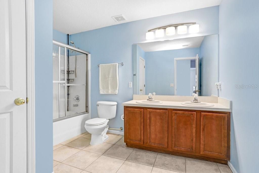 Activo con contrato: $525,000 (4 camas, 3 baños, 3563 Pies cuadrados)