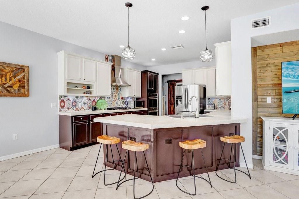 Activo con contrato: $525,000 (4 camas, 3 baños, 3563 Pies cuadrados)