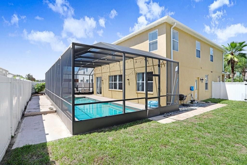 Activo con contrato: $525,000 (4 camas, 3 baños, 3563 Pies cuadrados)