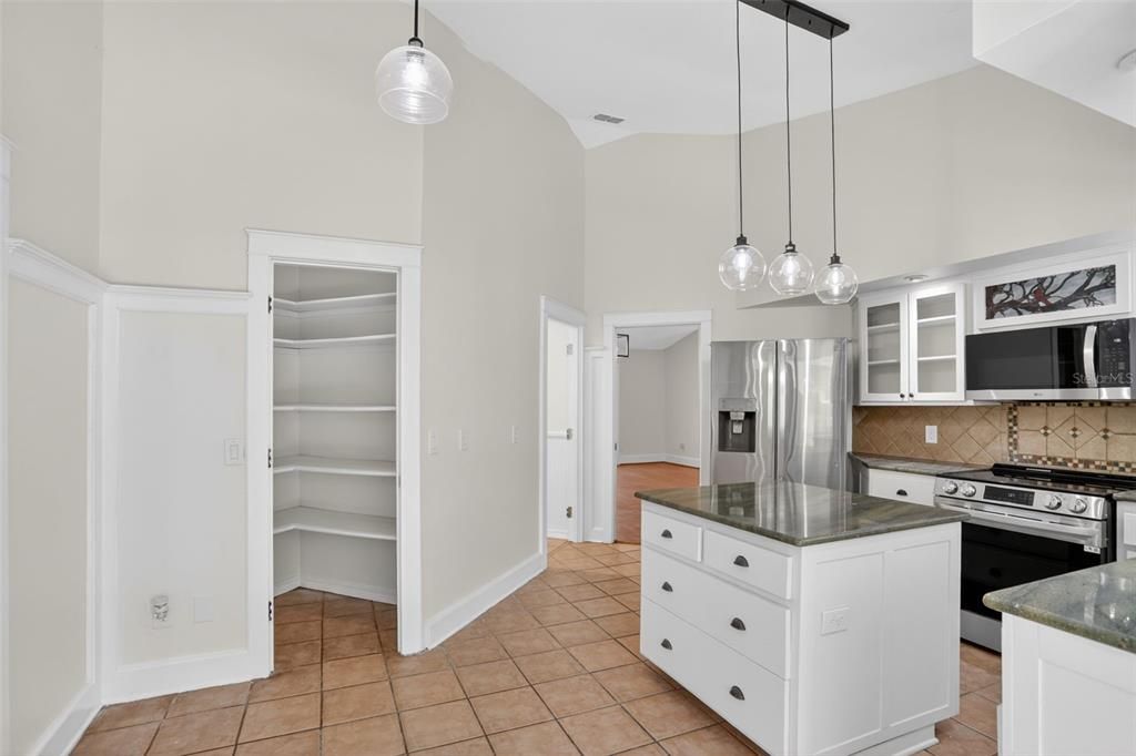 Activo con contrato: $439,995 (4 camas, 2 baños, 1808 Pies cuadrados)