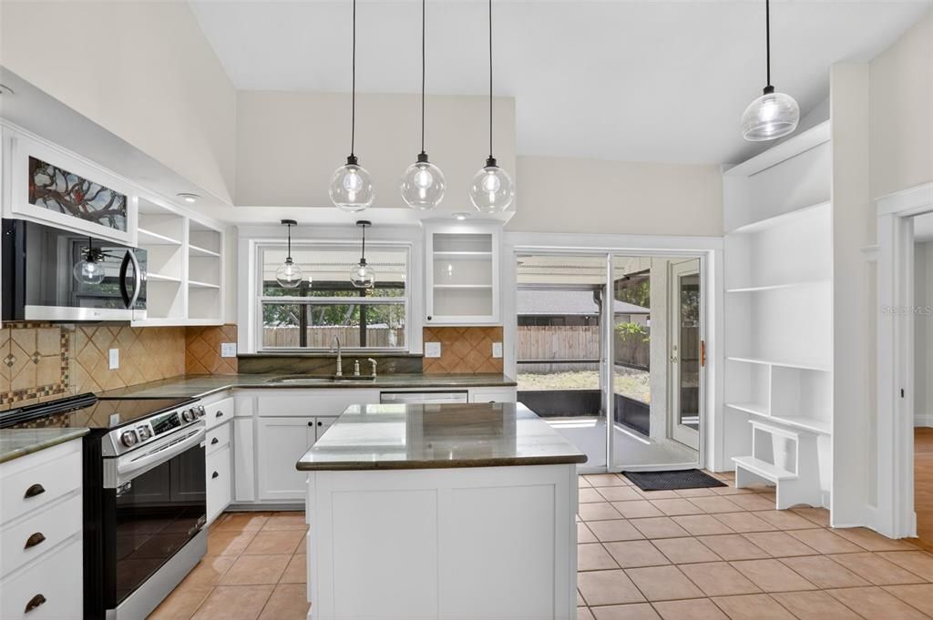 Activo con contrato: $439,995 (4 camas, 2 baños, 1808 Pies cuadrados)