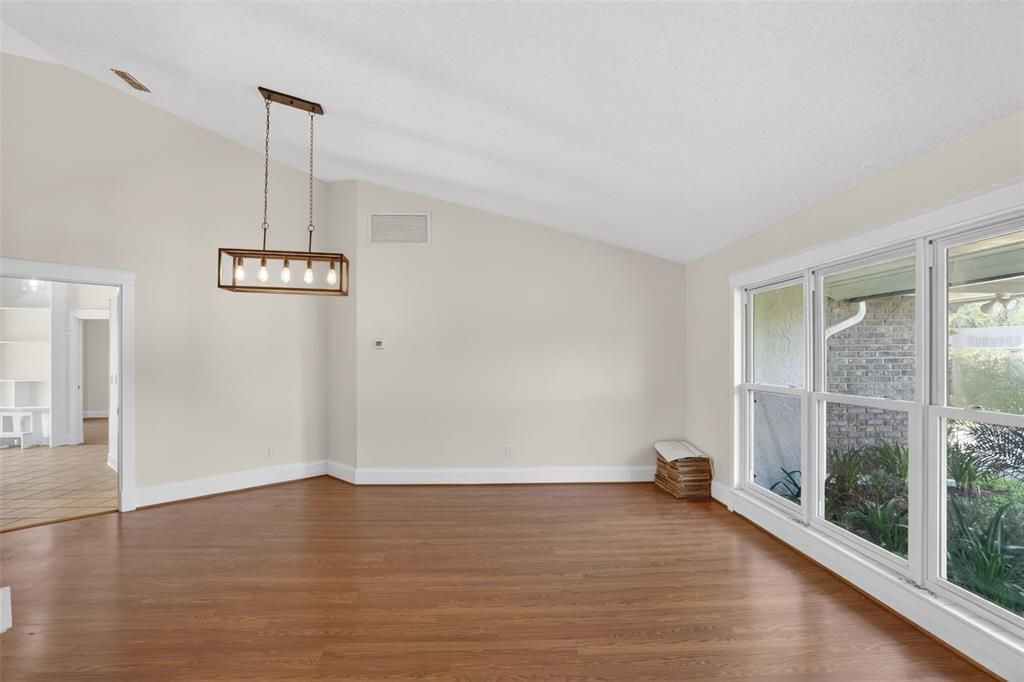 Activo con contrato: $439,995 (4 camas, 2 baños, 1808 Pies cuadrados)