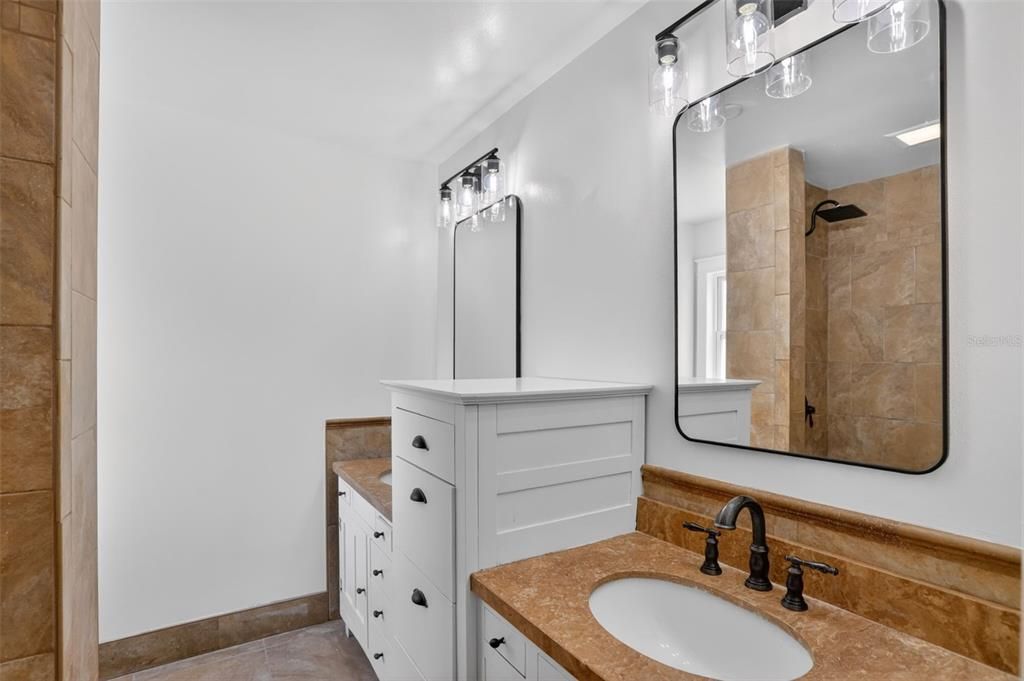 Activo con contrato: $439,995 (4 camas, 2 baños, 1808 Pies cuadrados)