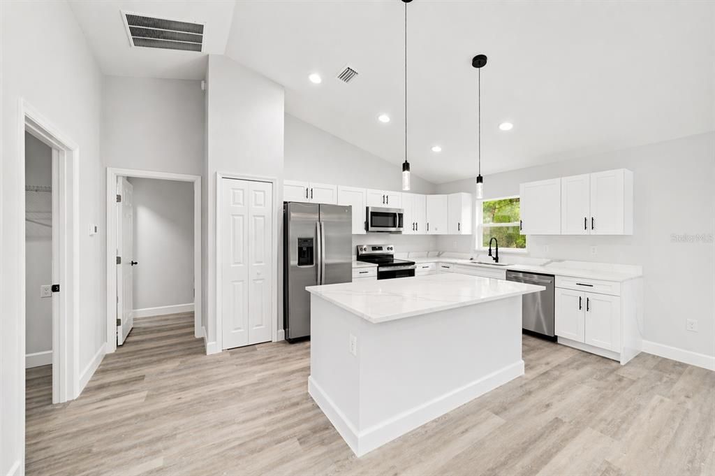 Activo con contrato: $264,999 (3 camas, 2 baños, 1380 Pies cuadrados)