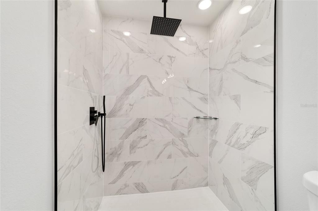 Activo con contrato: $264,999 (3 camas, 2 baños, 1380 Pies cuadrados)