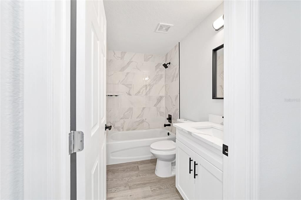 Activo con contrato: $264,999 (3 camas, 2 baños, 1380 Pies cuadrados)
