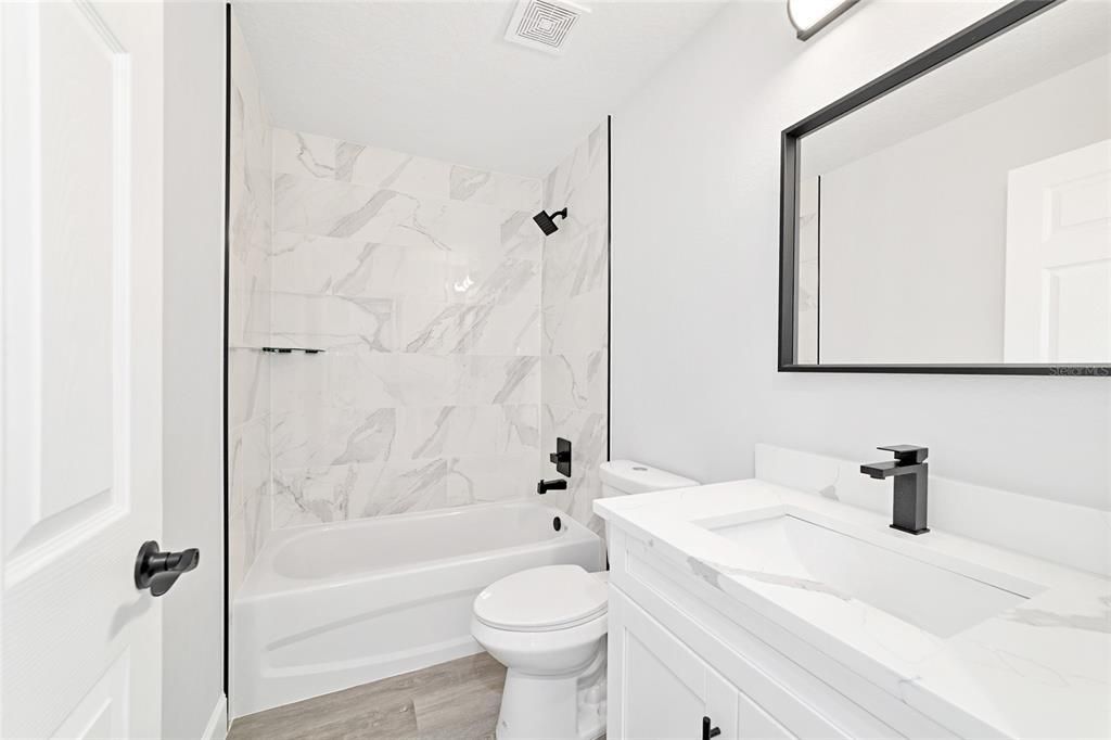 Activo con contrato: $264,999 (3 camas, 2 baños, 1380 Pies cuadrados)