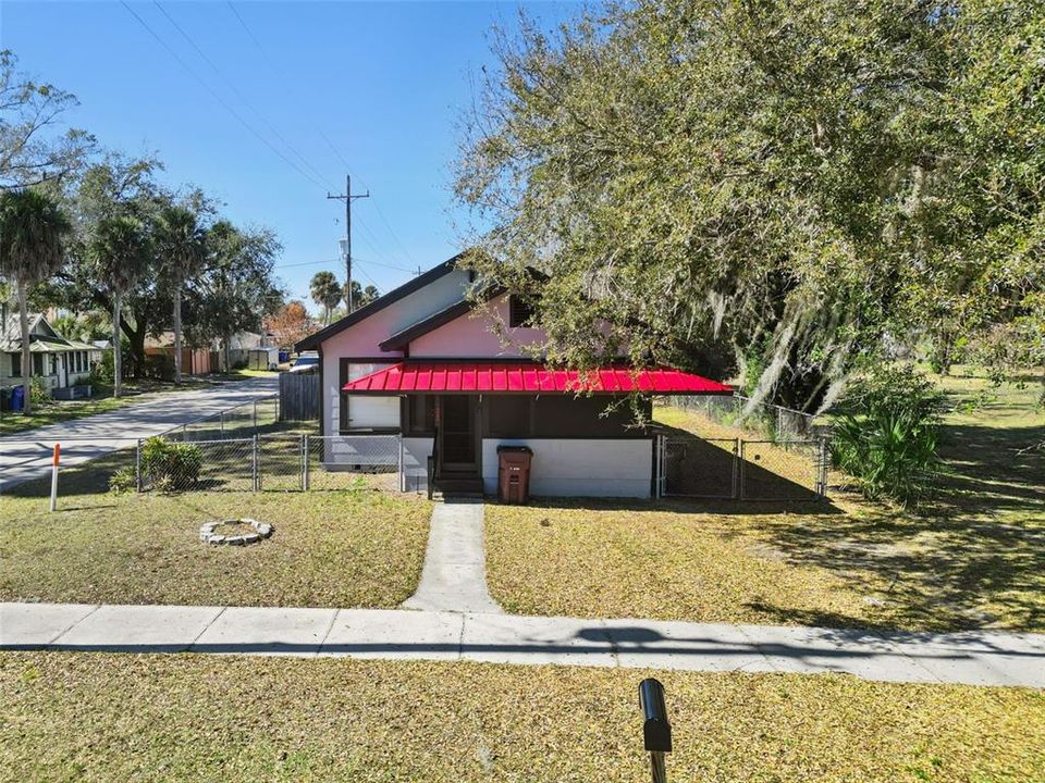 For Sale: $1,200,000 (2 beds, 1 baths, 816 Square Feet)