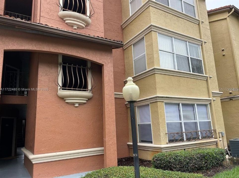 For Sale: $160,000 (1 beds, 1 baths, 711 Square Feet)