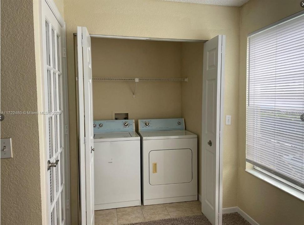 For Sale: $160,000 (1 beds, 1 baths, 711 Square Feet)