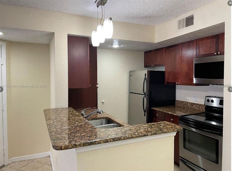 For Sale: $160,000 (1 beds, 1 baths, 711 Square Feet)