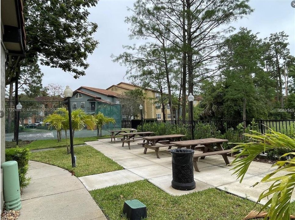 For Sale: $160,000 (1 beds, 1 baths, 711 Square Feet)