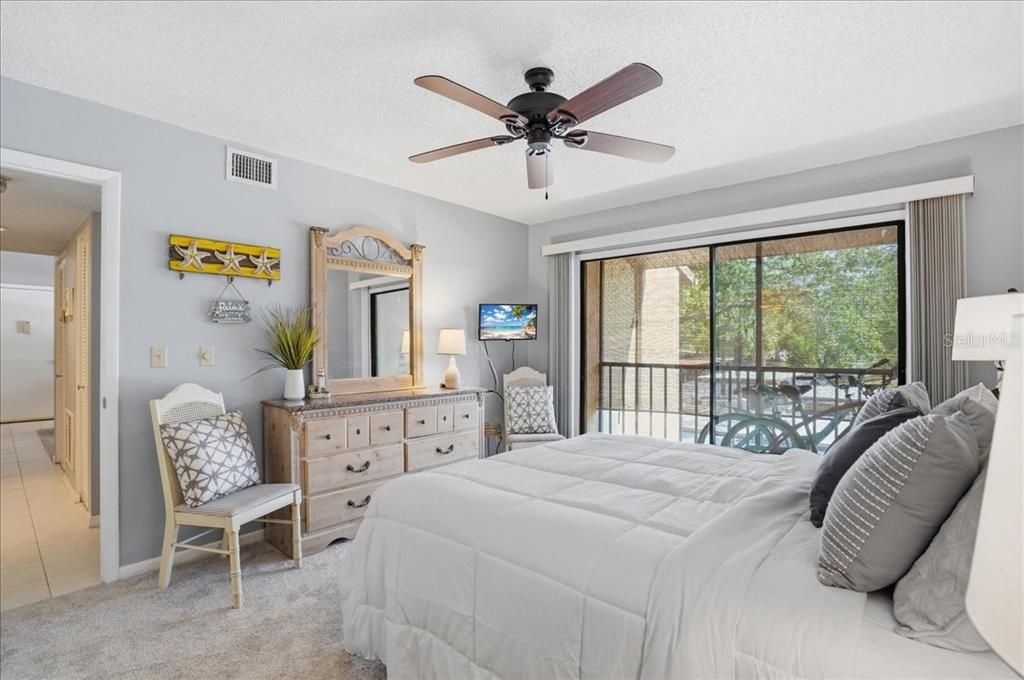 For Sale: $179,000 (2 beds, 2 baths, 888 Square Feet)