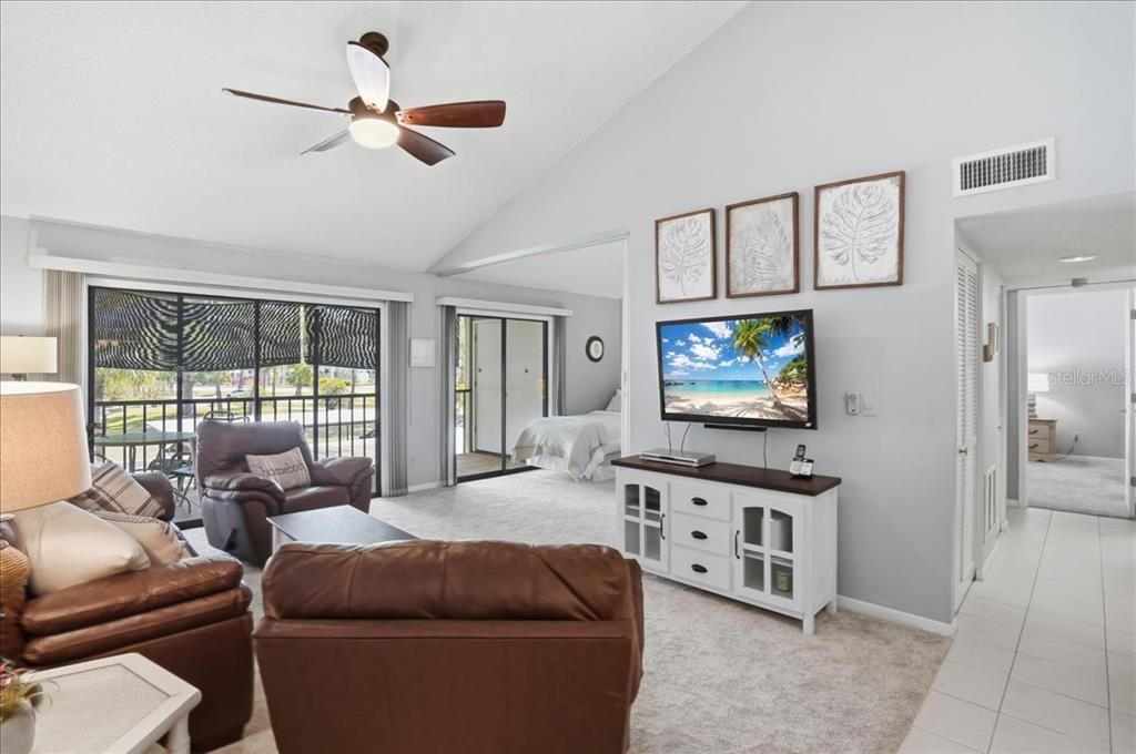 For Sale: $179,000 (2 beds, 2 baths, 888 Square Feet)