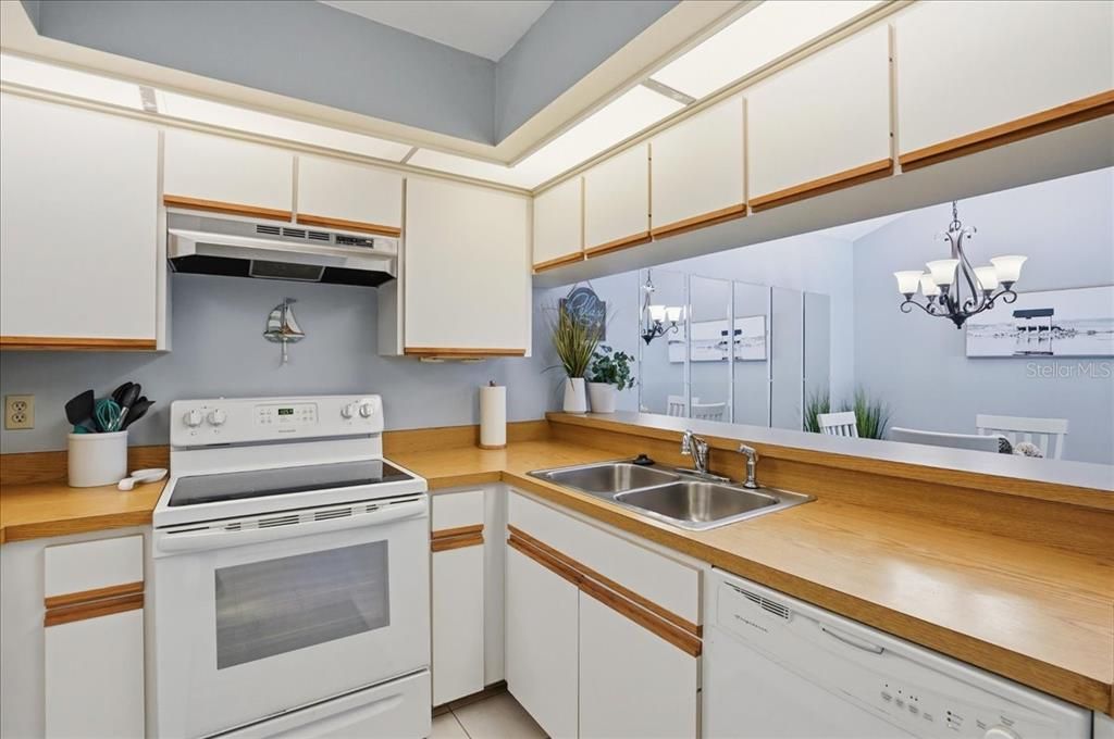 For Sale: $179,000 (2 beds, 2 baths, 888 Square Feet)