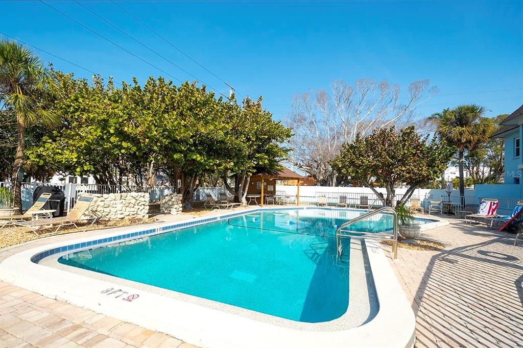 For Sale: $529,000 (2 beds, 2 baths, 1027 Square Feet)
