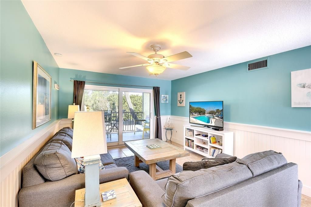 For Sale: $529,000 (2 beds, 2 baths, 1027 Square Feet)
