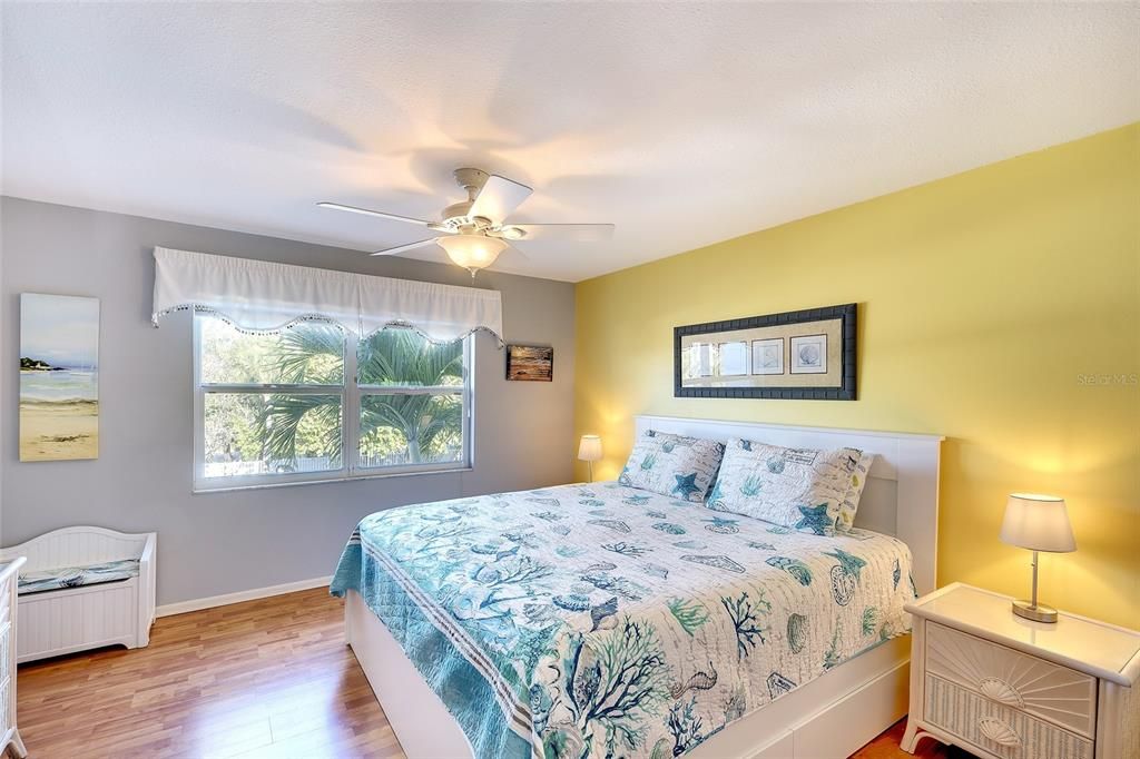 For Sale: $529,000 (2 beds, 2 baths, 1027 Square Feet)