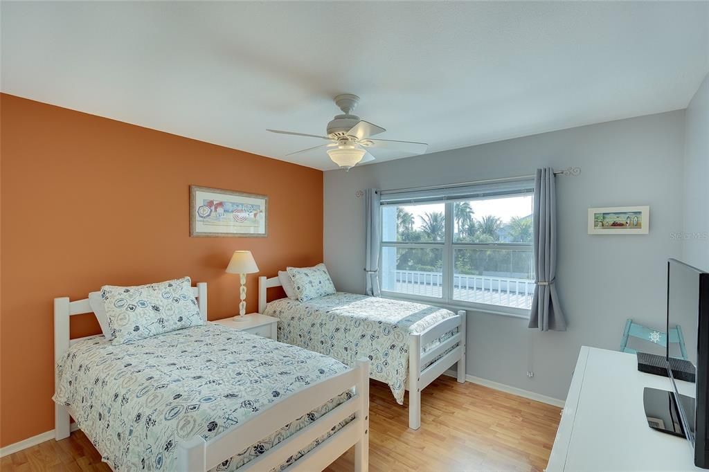 For Sale: $529,000 (2 beds, 2 baths, 1027 Square Feet)