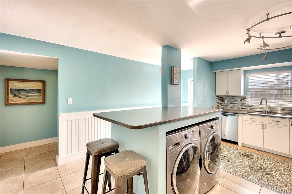 For Sale: $529,000 (2 beds, 2 baths, 1027 Square Feet)