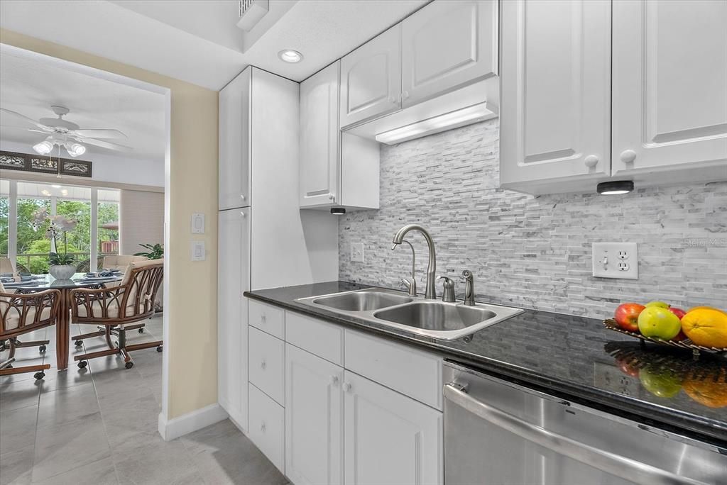 For Sale: $375,000 (2 beds, 2 baths, 1067 Square Feet)