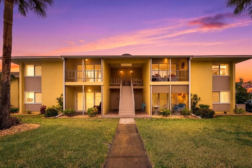 For Sale: $375,000 (2 beds, 2 baths, 1067 Square Feet)
