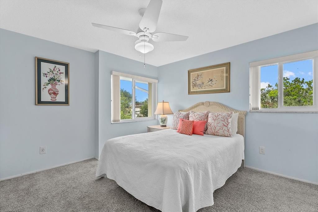 For Sale: $375,000 (2 beds, 2 baths, 1067 Square Feet)