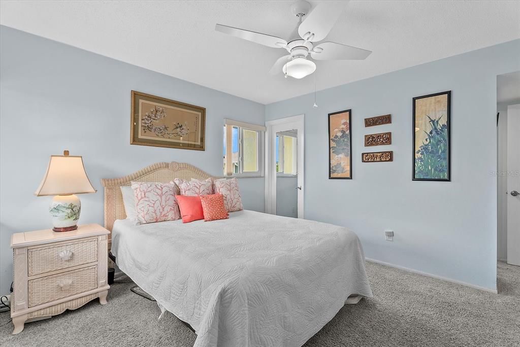 For Sale: $375,000 (2 beds, 2 baths, 1067 Square Feet)