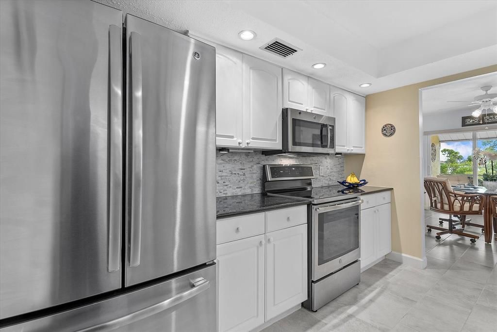 For Sale: $375,000 (2 beds, 2 baths, 1067 Square Feet)