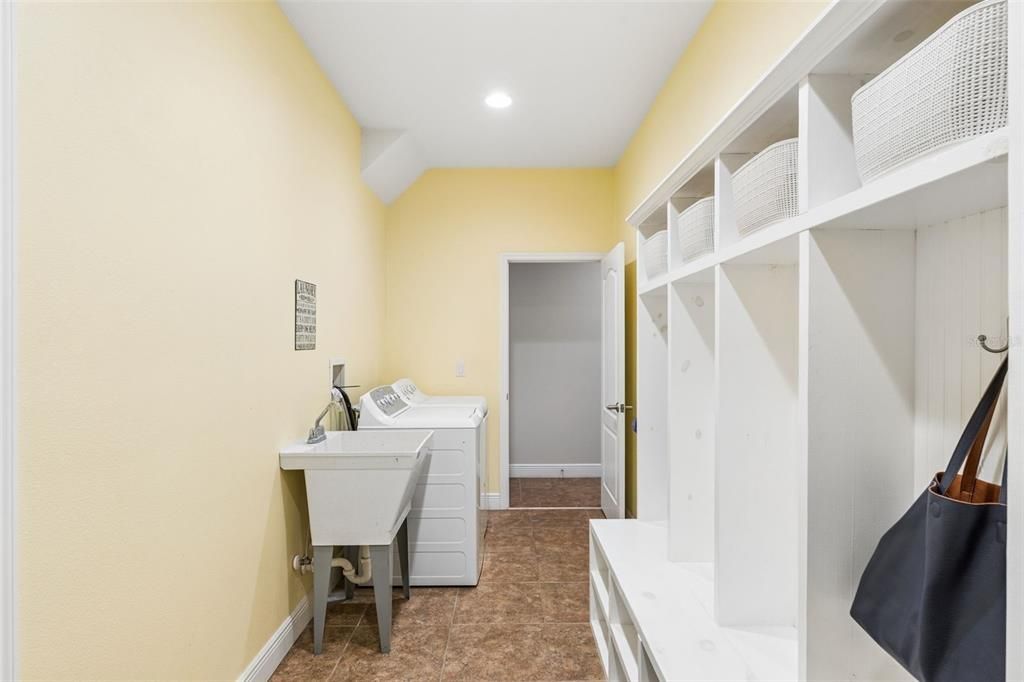 Activo con contrato: $1,100,000 (6 camas, 4 baños, 3833 Pies cuadrados)