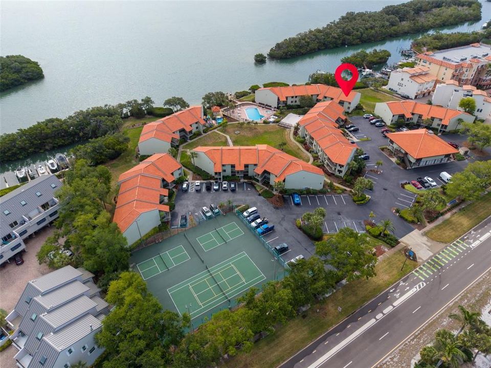 На продажу: $388,000 (2 спален, 2 ванн, 835 Квадратных фут)