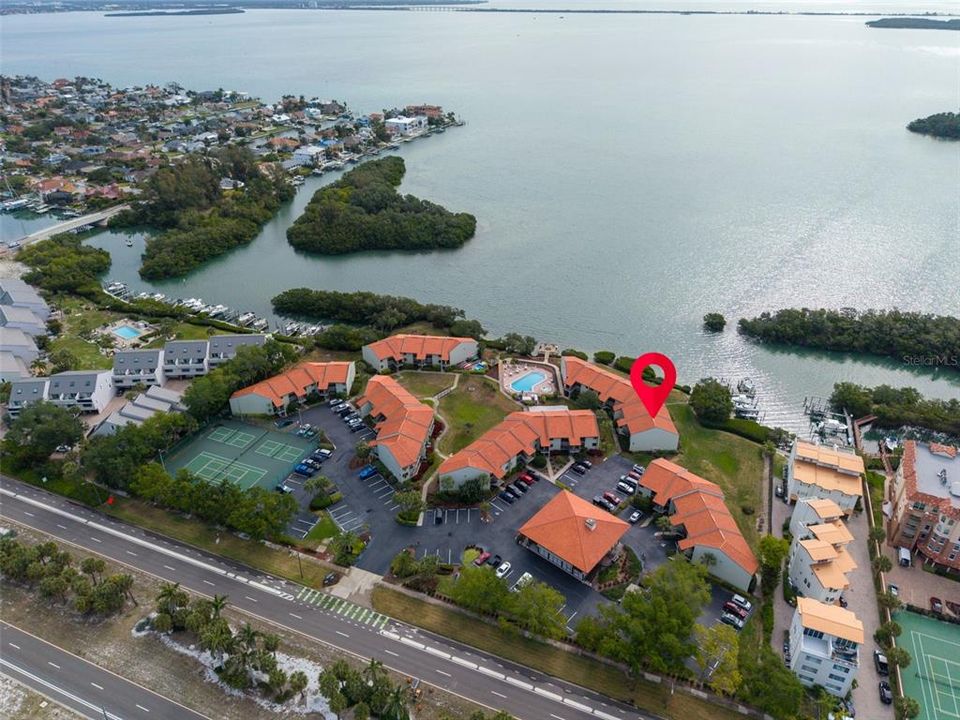 На продажу: $388,000 (2 спален, 2 ванн, 835 Квадратных фут)