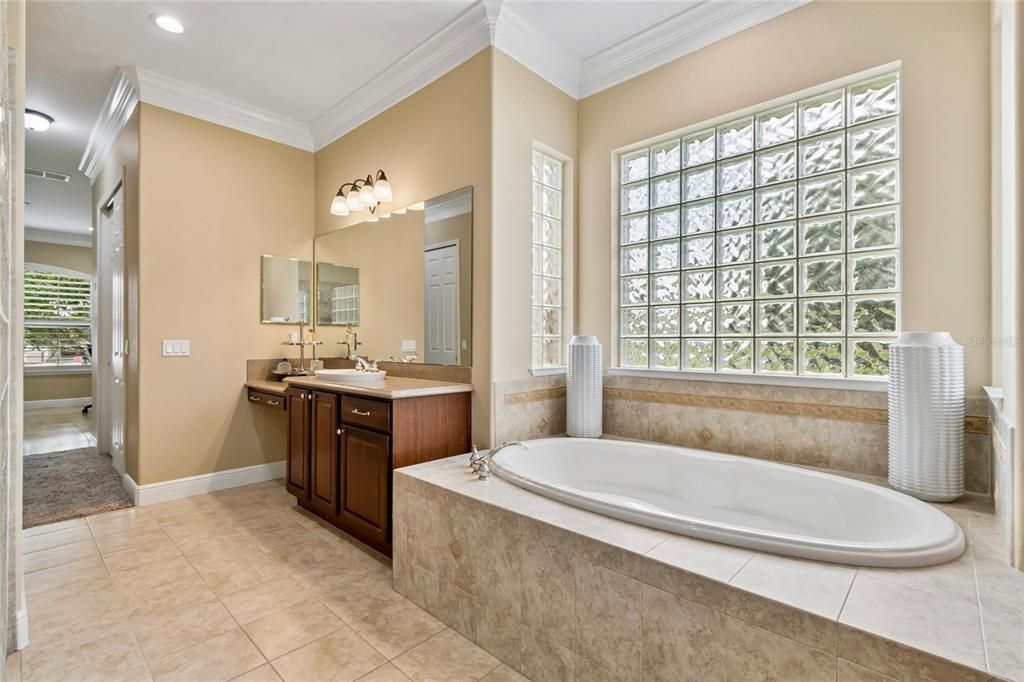 Activo con contrato: $665,000 (3 camas, 3 baños, 3088 Pies cuadrados)