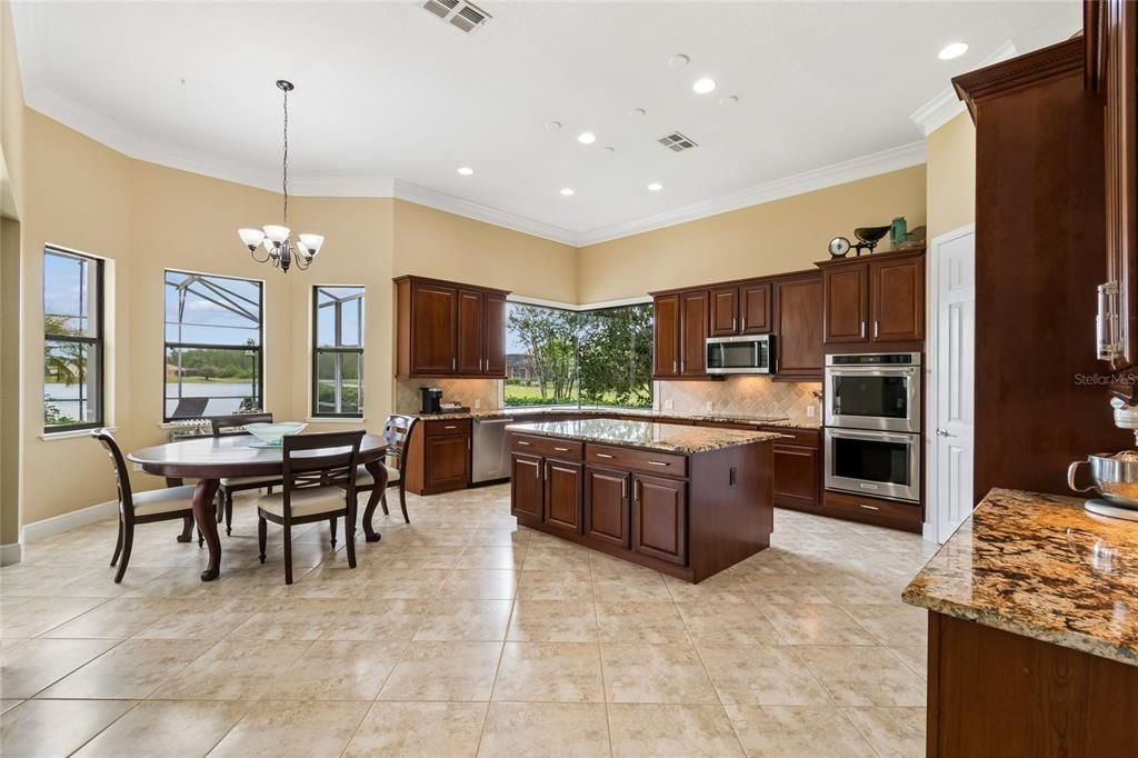 Activo con contrato: $665,000 (3 camas, 3 baños, 3088 Pies cuadrados)