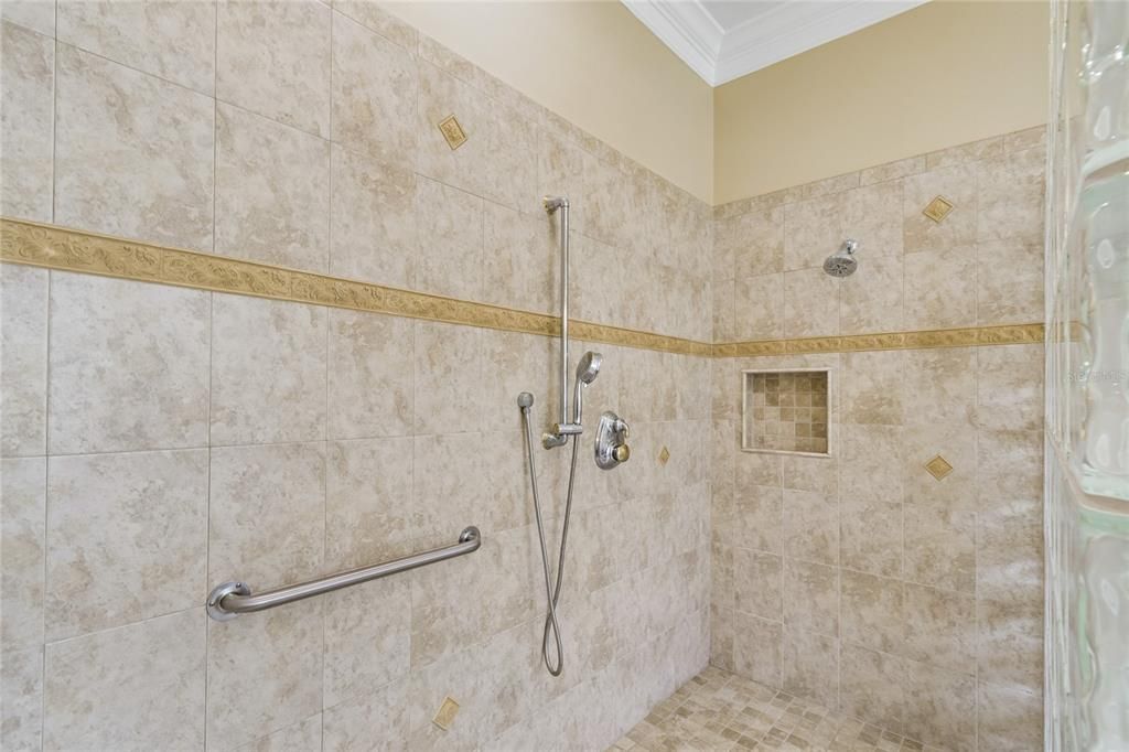 Activo con contrato: $665,000 (3 camas, 3 baños, 3088 Pies cuadrados)